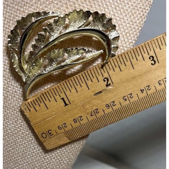 Vintage Gold Tone Leaf Brooch Pin Elegant Filigree Design 2.5 Inches Long - Picture 3 of 5